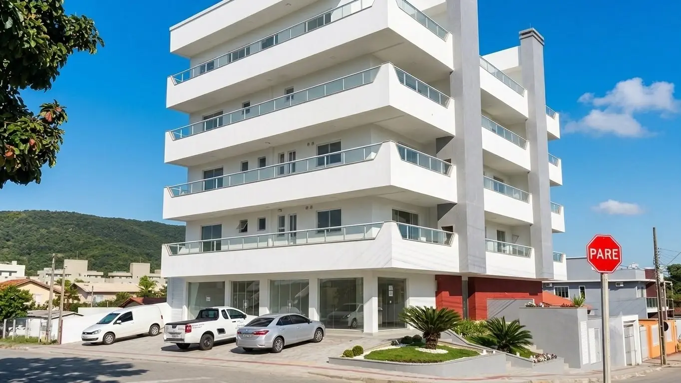 Vista lateral do Residencial Laura com a rua em frente